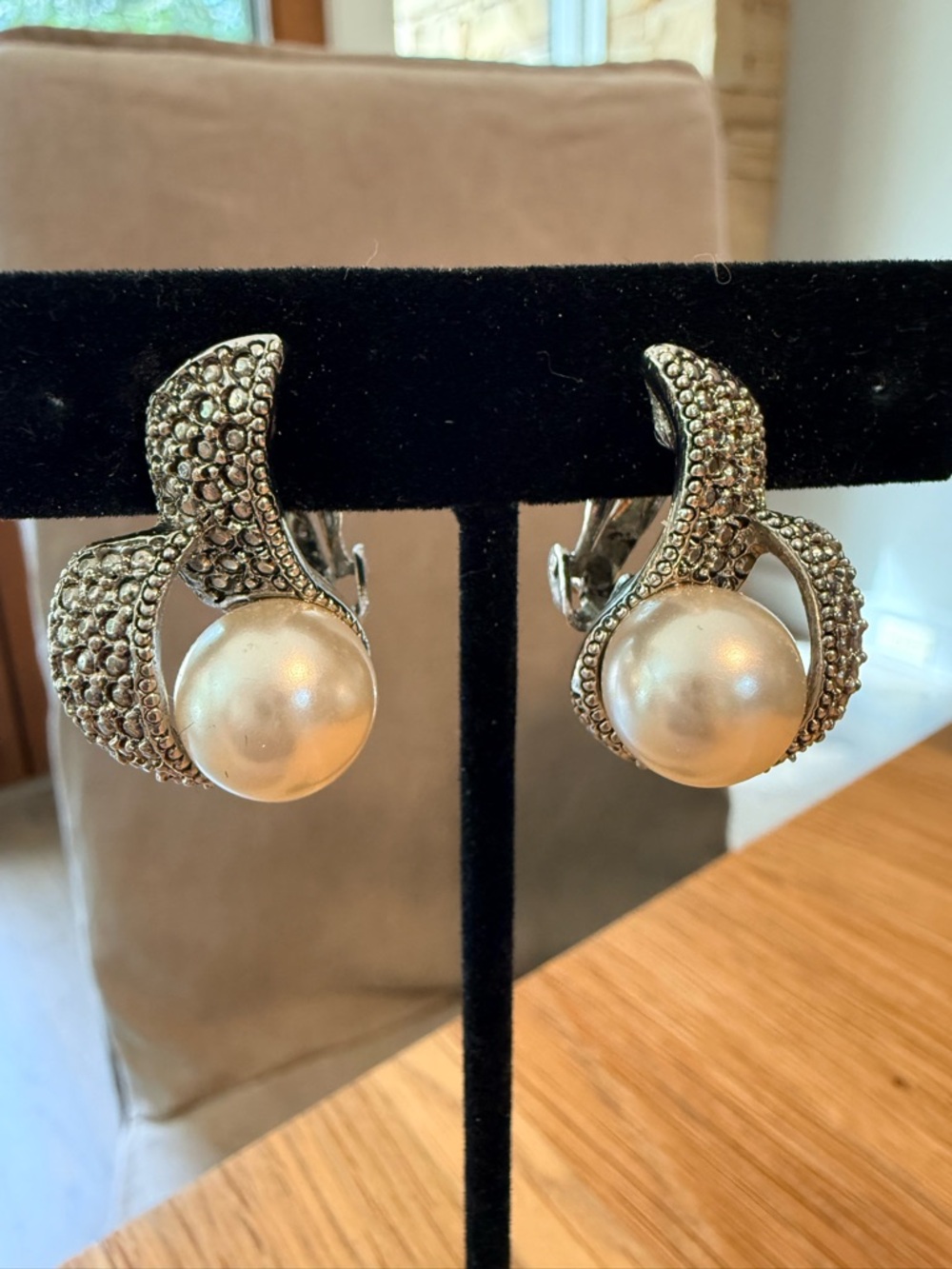 Gem Craft Signed Silver-Tone Marcasite VTG Clip-On Errgs Faux Cream Pearls RARE
